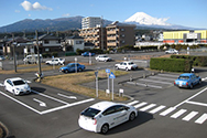 教習車と教習コースと富士山
